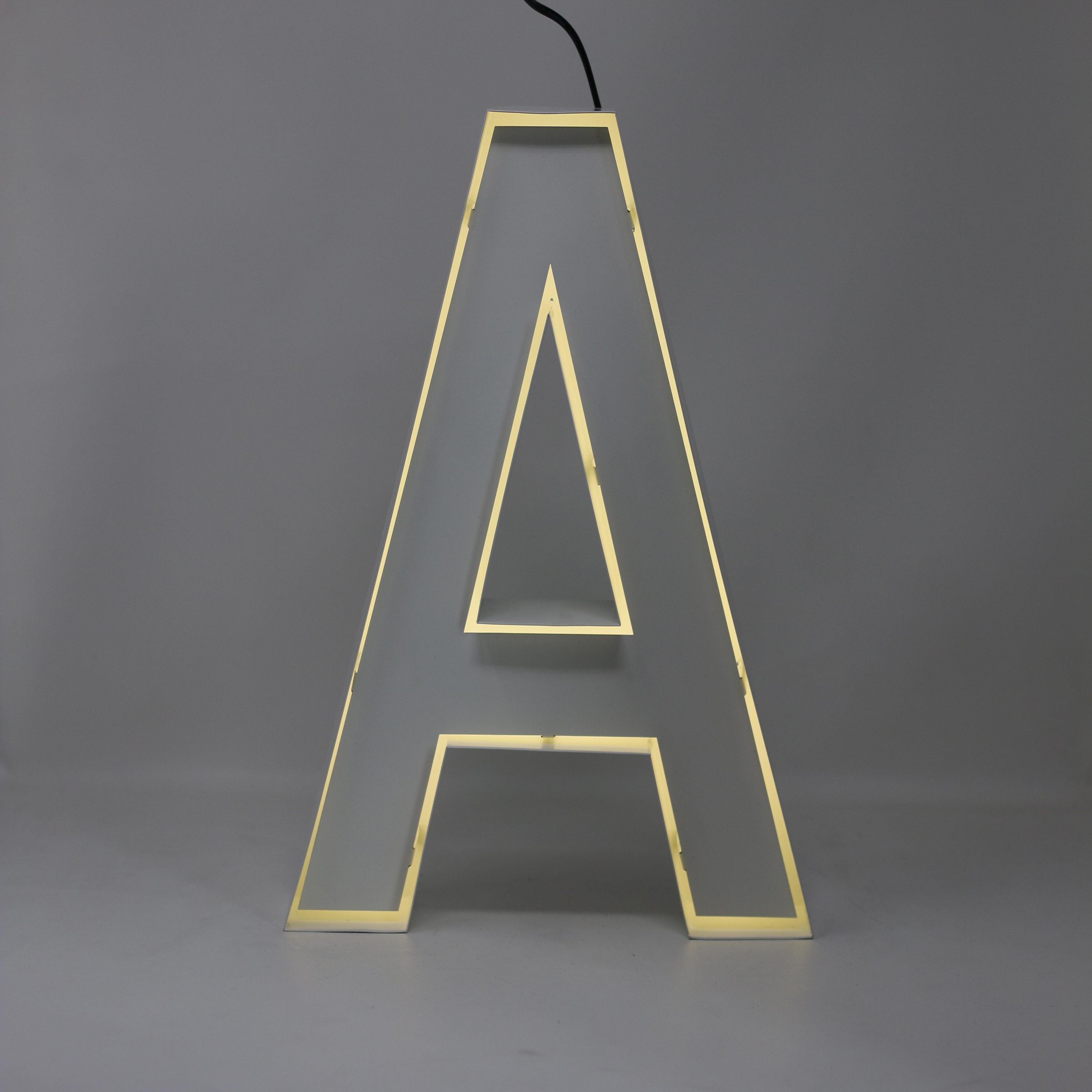 A&o Hostel Hamburg Badezimmer “NEON STYLE“ Letter A - iLUTE d.o.o.